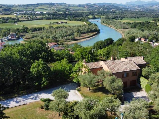 Villa Indipendente in vendita a Colli al Metauro, Marche