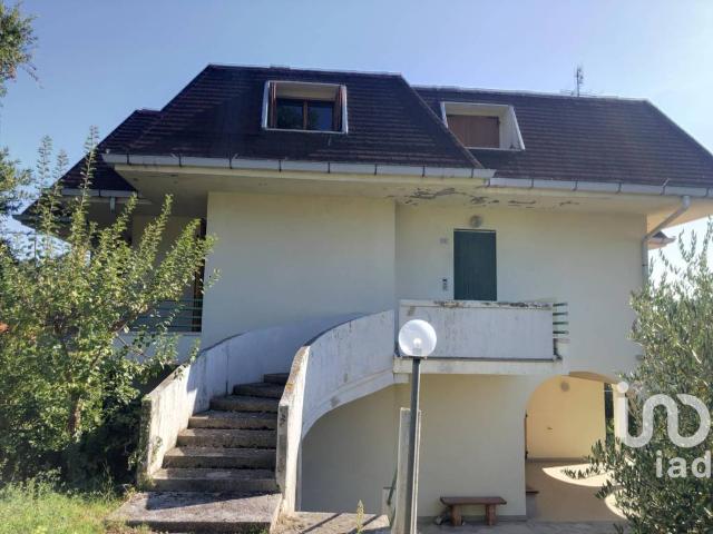 Villa Indipendente in vendita a Colli al Metauro, Marche