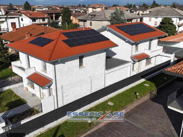 Villa Indipendente in vendita a Cologno Al Serio, Lombardia