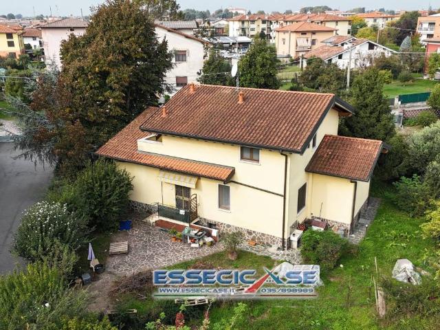 Villa Indipendente in vendita a Cologno Al Serio, Lombardia