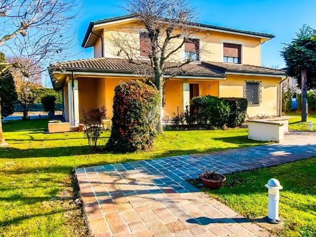 Villa Indipendente in vendita a Colorno, Reggio Emilia