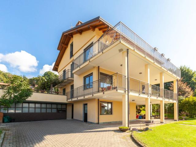 Villa Indipendente in vendita a Comerio, Lombardia