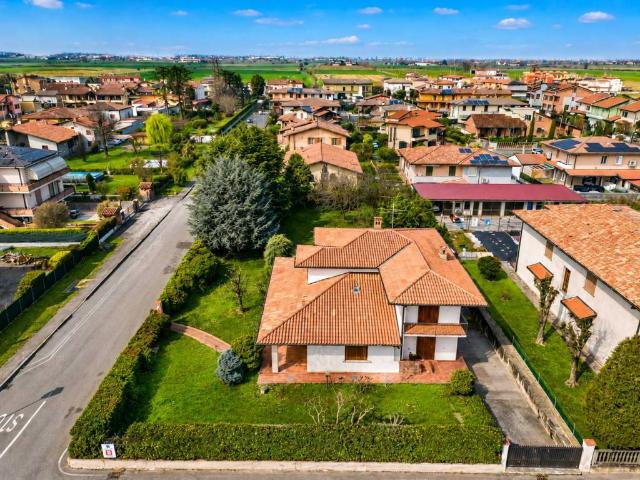 Villa Indipendente in vendita a Comezzano-Cizzago, Cizzago