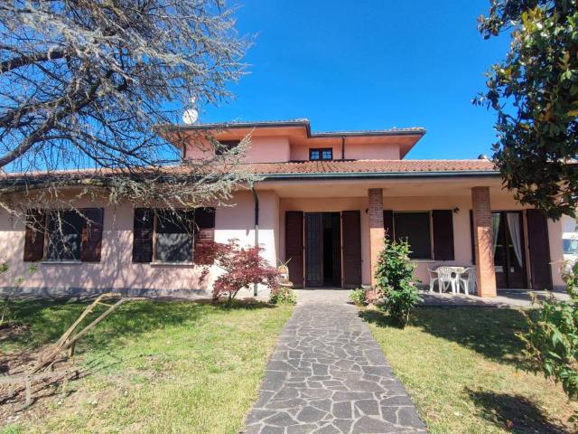 Villa Indipendente in vendita a Commessaggio, Lombardia