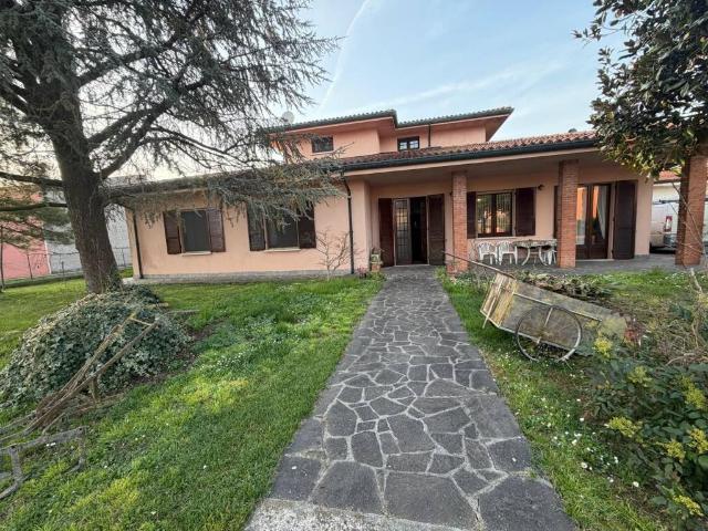 Villa Indipendente in vendita a Commessaggio, Lombardia