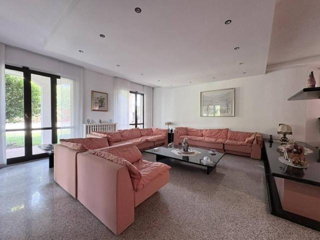 Villa Indipendente in vendita a Sagnino, Como