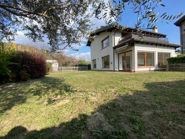 Villa Indipendente in vendita a Como, Lombardia