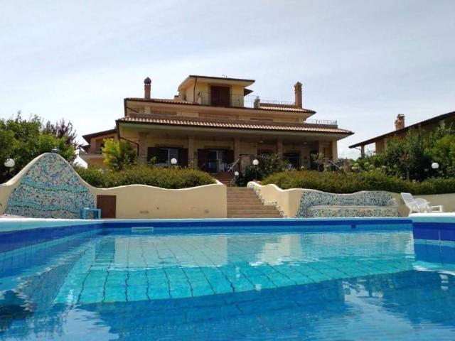 Villa Indipendente in vendita a Unione dei Comuni della Val Vibrata, Controguerra