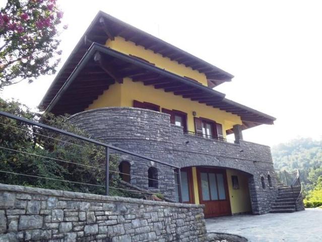 Villa Indipendente in vendita a Corna Imagna, Lombardia