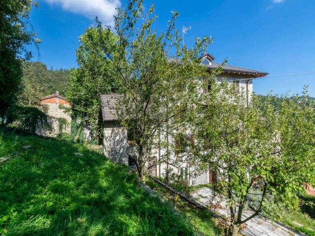 Villa Indipendente in vendita a Brancilione, Corna Imagna