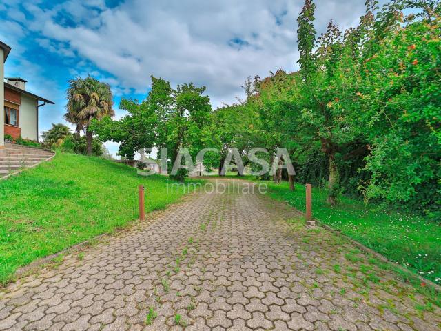 Villa Indipendente in vendita a Cornate D'adda, Lombardia