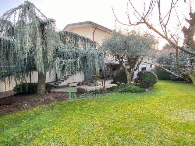 Villa Indipendente in vendita a Cornate D'adda, Lombardia
