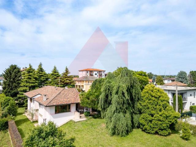 Villa Indipendente in vendita a Cornate D'adda, Lombardia
