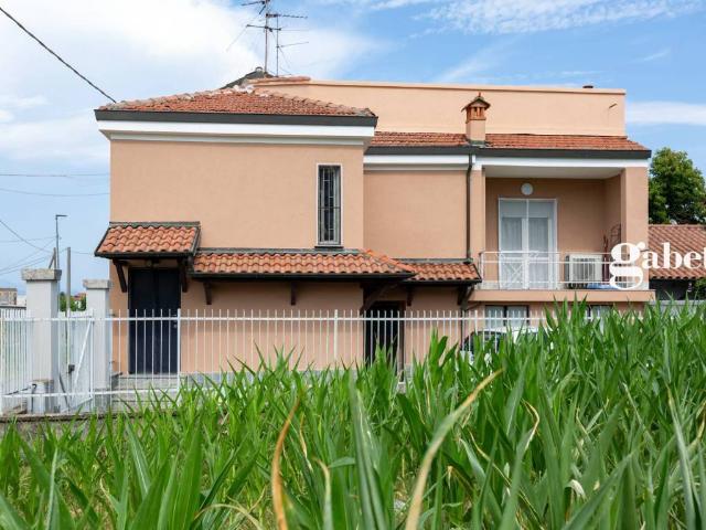Villa Indipendente in vendita a Cornate D'adda, Lombardia