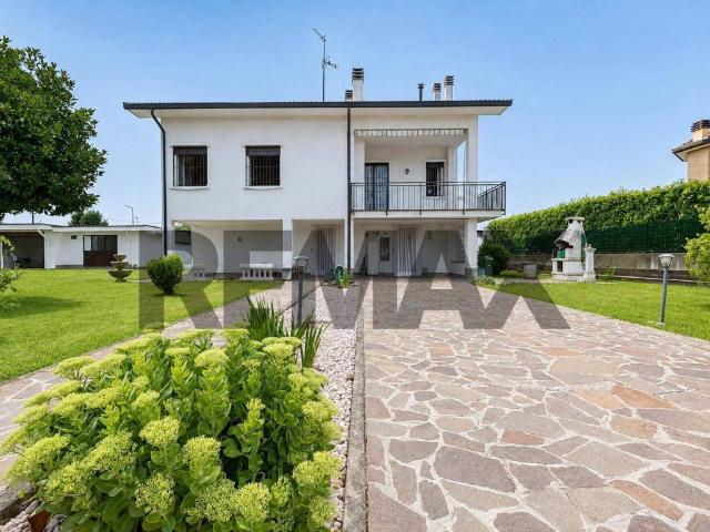 Villa Indipendente in vendita a Cornate D'adda, Lombardia