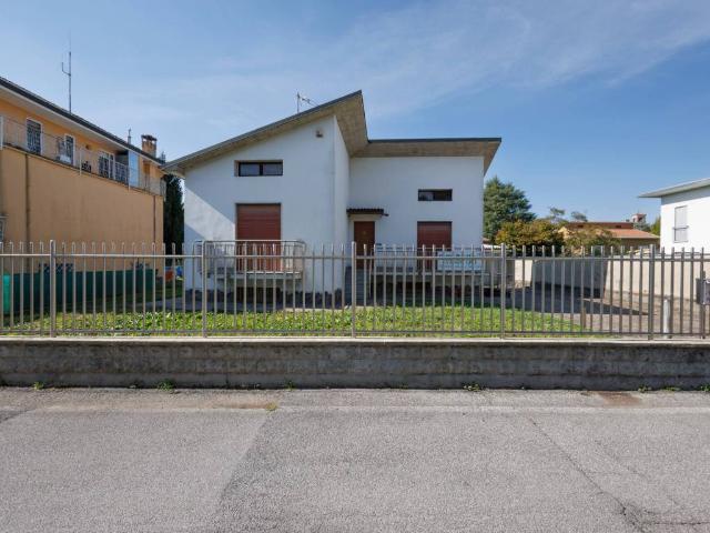 Villa Indipendente in vendita a Cornate D'adda, Lombardia