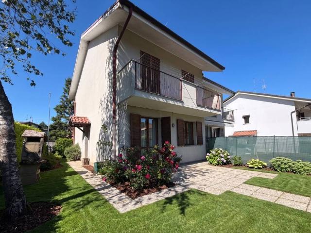 Villa Indipendente in vendita a Guzzafame, Correzzana