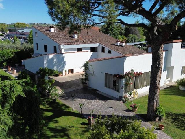 Villa Indipendente in vendita a Unione dei Comuni della Val Vibrata, Corropoli