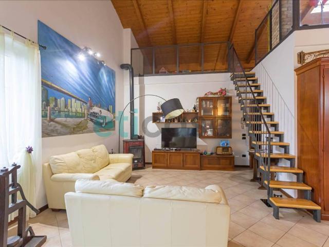 Villa Indipendente in vendita a Corte Brugnatella