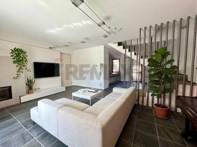 Villa Indipendente in vendita a Costa Volpino, Lombardia