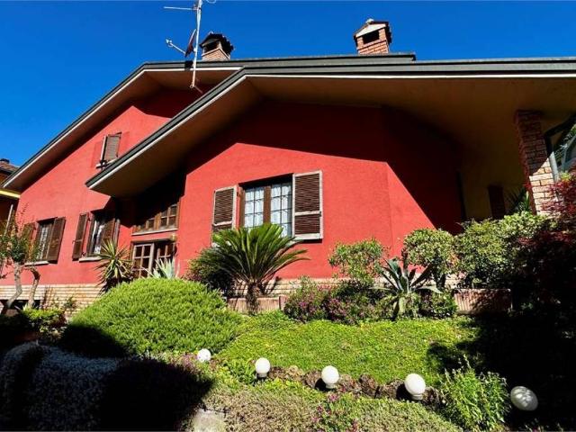 Villa Indipendente in vendita a Costa Volpino, Lombardia