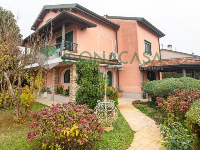 Villa Indipendente in vendita a Crema, Lombardia