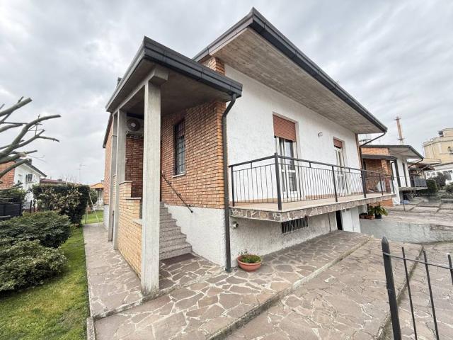 Villa Indipendente in vendita a Sant'Ambrogio, Cremona