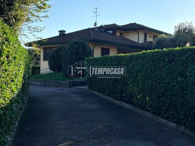 Villa Indipendente in vendita a Cucciago, Lombardia
