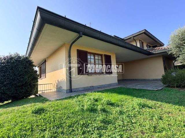 Villa Indipendente in vendita a Cucciago, Lombardia