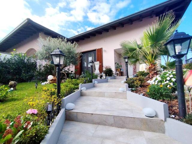 Villa Indipendente in vendita a Cuggiono, Lombardia
