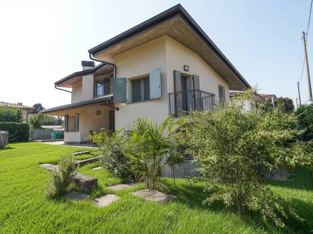 Villa Indipendente in vendita a Curno, Bergamo