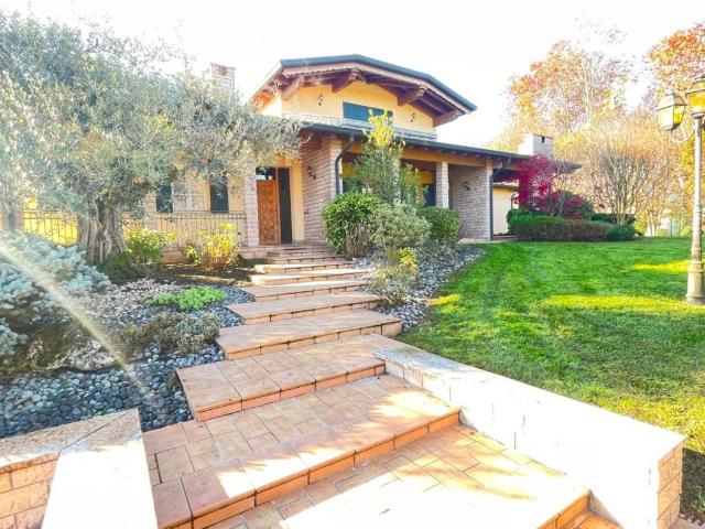 Villa Indipendente in vendita a Curtatone, Lombardia
