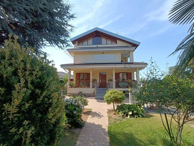 Villa Indipendente in vendita a Dairago, Milano