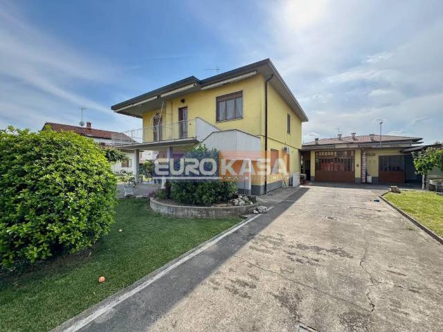 Villa Indipendente in vendita a Brembo, Dalmine