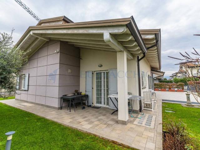 Villa Indipendente in vendita a Brembo, Dalmine