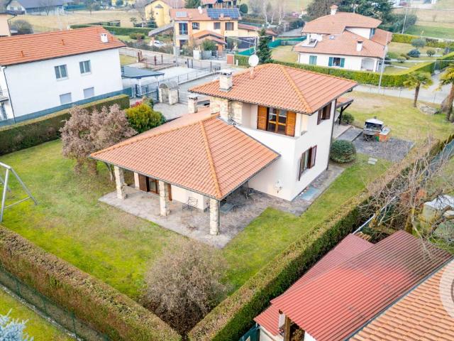 Villa Indipendente in vendita a Daverio, Lombardia