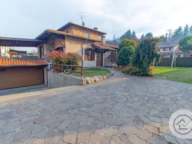 Villa Indipendente in vendita a Daverio, Lombardia