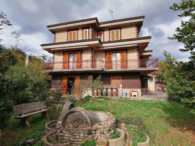 Villa Indipendente in vendita a Deruta, Umbria