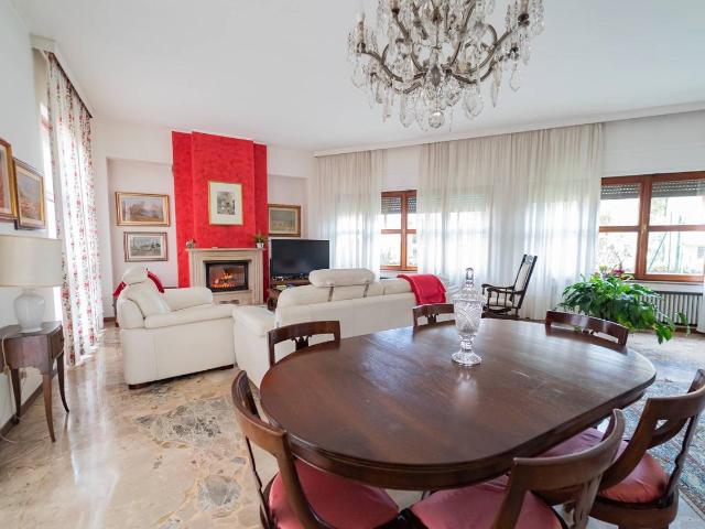 Villa Indipendente in vendita a Desenzano Del Garda, Lombardia