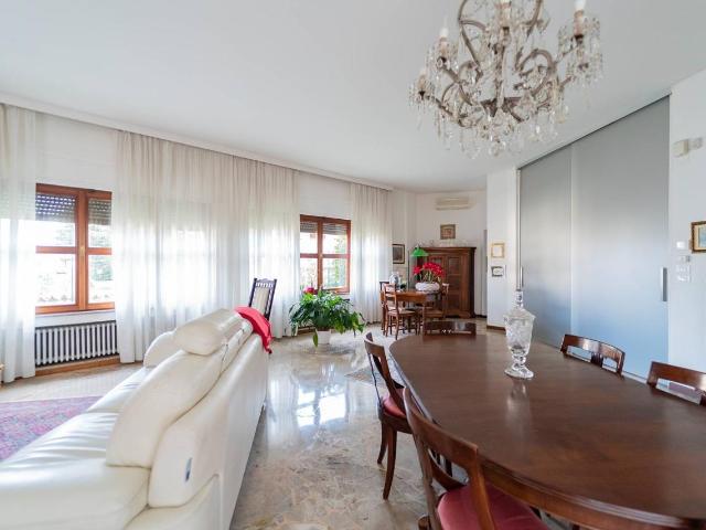 Villa Indipendente in vendita a Desenzano del Garda, Brescia