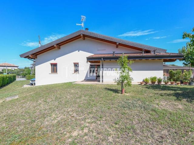 Villa Indipendente in vendita a Desenzano Del Garda, Rivoltella del Garda