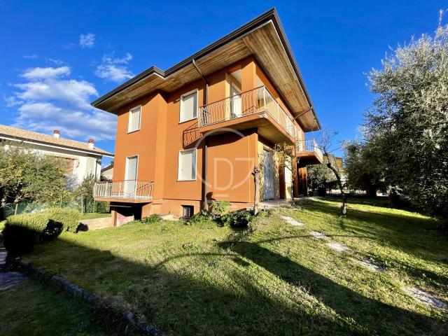 Villa Indipendente in vendita a Desenzano Del Garda, Brescia