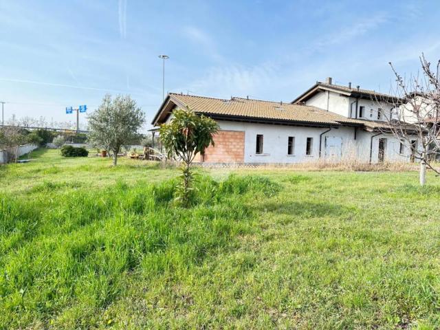 Villa Indipendente in vendita a Desenzano Del Garda, Lombardia