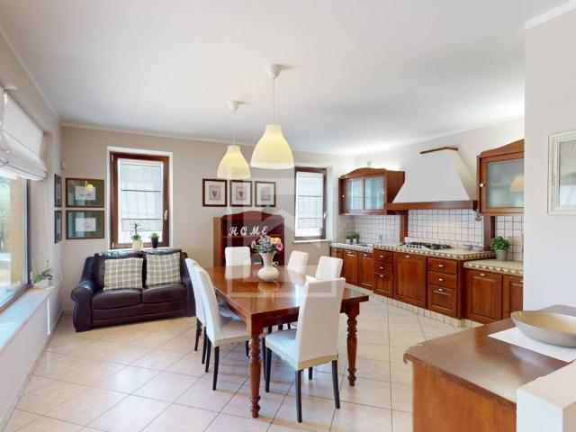 Villa Indipendente in vendita a Desenzano Del Garda, Lombardia