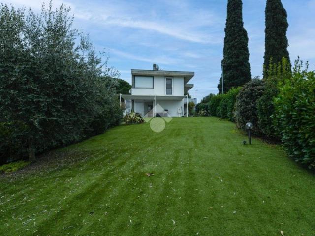 Villa Indipendente in vendita a Rivoltella del Garda, Desenzano Del Garda