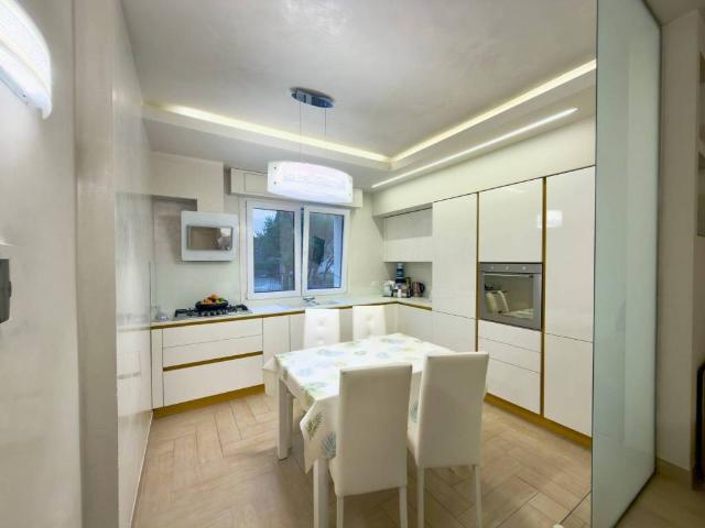 Villa Indipendente in vendita a Rivoltella del Garda, Desenzano Del Garda