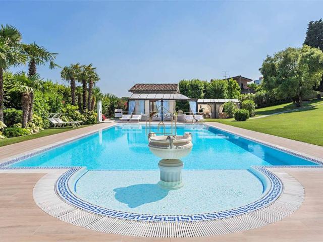 Villa Indipendente in vendita a Desenzano Del Garda, Lombardia