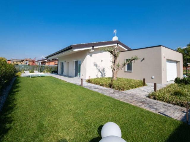 Villa Indipendente in vendita a Desenzano Del Garda, Lombardia