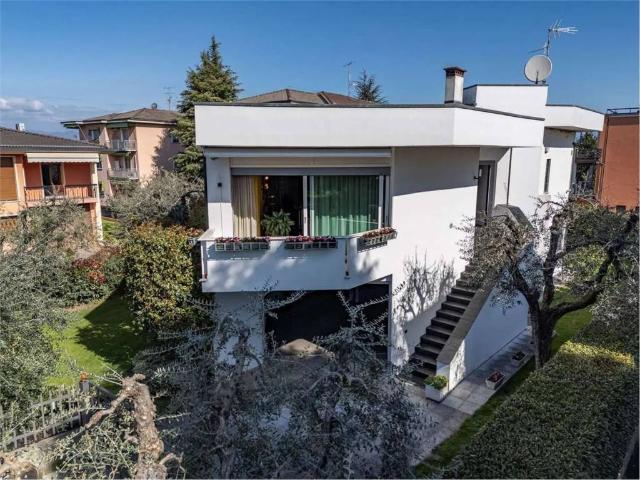 Villa Indipendente in vendita a Rivoltella del Garda, Desenzano Del Garda
