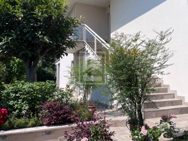 Villa Indipendente in vendita a Desenzano del Garda, Brescia